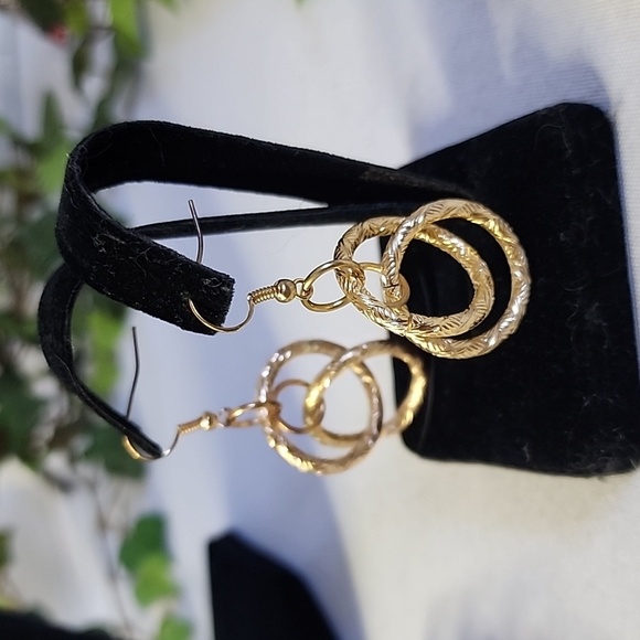 Gold Textured Chain Link Necklace and Matching Earrings Set - Picture 8 of 9